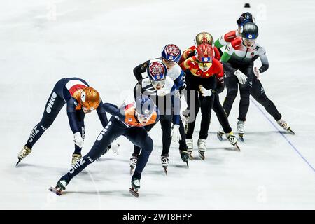 ROTTERDAM - Suzanne Schulting (NED), Xandra Velzeboer (NED) im Halbfinale der 3000-Meter-Staffel-Frauen-Viertelfinale bei den Kurzstrecken-Speed-Skating-Weltmeisterschaften in Ahoy. ANP KOEN VAN WEEL Credit: ANP/Alamy Live News Stockfoto
