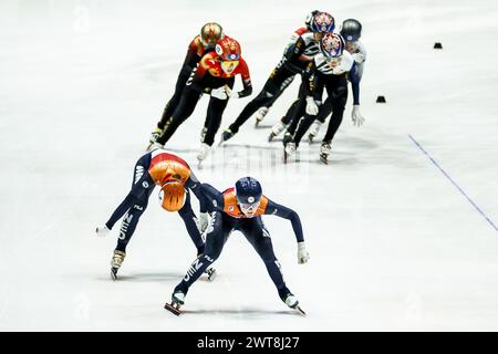 ROTTERDAM - Suzanne Schulting (NED), Xandra Velzeboer (NED) während des Halbfinales 3000 Meter Staffelfrauen bei den Kurzstreckenweltmeisterschaften in Ahoy. ANP KOEN VAN WEEL Credit: ANP/Alamy Live News Stockfoto