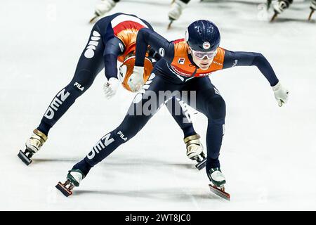 ROTTERDAM - Suzanne Schulting (NED), Xandra Velzeboer (NED) während des Halbfinales 3000 Meter Staffelfrauen bei den Kurzstreckenweltmeisterschaften in Ahoy. ANP KOEN VAN WEEL Credit: ANP/Alamy Live News Stockfoto