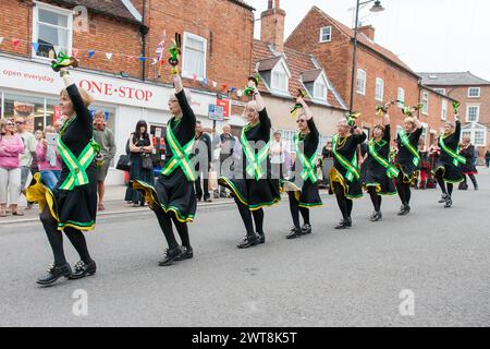 Persephone Morris tanzt auf der Straße beim Southwell Folk Festival Stockfoto