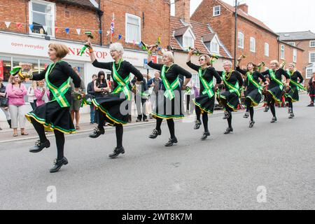 Persephone Morris tanzt auf der Straße beim Southwell Folk Festival Stockfoto