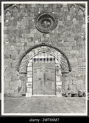 Sardinien Sassari Coghinas S. Maria. Hutzel, Max 1960-1990 Mittelalter: Romanische Architektur mit modernem campanile. Die Fassade hat ein Portal in Form eines maurischen Bogens, ein kleines Rosenfenster und einen kleinen Glockenturm sowie dekorative Trefoil-Bögen entlang des Gesimses; Steine mit geometrischen Mustern erscheinen um Bogen, Fenster und Fassade der in Italien geborene Fotograf und Gelehrte Max Hutzel (1911–1988), fotografiert in den frühen 1960er Jahren bis zu seinem Tod. Das Ergebnis dieses Projektes, von Hutzel als Foto Arte Minore bezeichnet, ist eine gründliche Dokumentation der kunsthistorischen Entwicklung in Italien bis zum 18. Jahrhundert Stockfoto