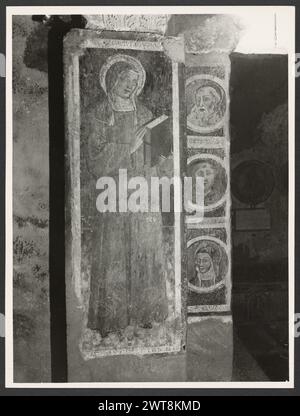 Umbria Terni Ferentillo Abbazia di S. Pietro in Valle. Hutzel, Max 1960-1990 die Abtei wurde an dem Ort gegründet, an dem die beiden Eremiten Lazzaro und Giovanni im 6. Jahrhundert lebten. Sie wurde vom Herzog von Spoleto Faroaldo II. Gegründet Das Kirchenschiff ist insofern einzigartig, als es nach Osten ausgerichtet ist. Die Kirche wurde im 10. Und 11. Jahrhundert rekonstruiert und 1931 vollständig restauriert. Zu den Fotos gehören Außenansicht, Blick auf den Innenhof, Fresken, Sarkophage und Reliefskulpturen. Ikonographie enthält Madonna und Kind mit St. Peter und Paul, Christus in einer Mandorla, S. Stockfoto