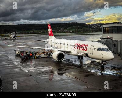 Flughafen Zürich, Schweiz, Europa: Flugzeug Airbus A320 der Schweizer Fluggesellschaften Swiss am Terminal - Symbolbild für Luftfahrt, Airline, Passagiere, fliegen, Reise, Urlaub, Geschäftsreisen, Linienflug *** Flughafen Zürich, Schweiz, Europa Flugzeug Airbus A320 der Schweizer Fluggesellschaften SWISS am Terminal Symbolbild für Luftfahrt, Fluggesellschaft, Passagiere, Fliegen, Reisen, Urlaub, Geschäftsreisen, Linienflug Copyright: xx Stockfoto