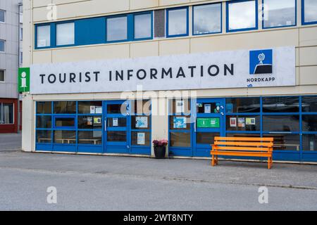 Honningsvag, Norwegen - 15. Juli 2023: Honningsvag Village Tourist Information im Norden Norwegens Stockfoto