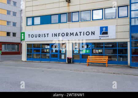 Honningsvag, Norwegen - 15. Juli 2023: Honningsvag Village Tourist Information im Norden Norwegens Stockfoto