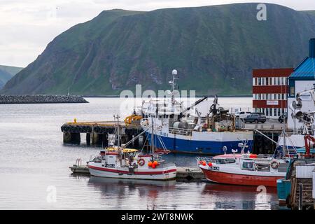 Honningsvag, Norwegen - 15. Juli 2023: Fischerboote im Dorf Honningsvag im Norden Norwegens Stockfoto