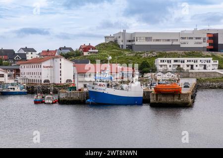 Honningsvag, Norwegen - 15. Juli 2023: Fischerboote im Dorf Honningsvag im Norden Norwegens Stockfoto