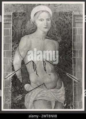 Umbria Terni Ferentillo Abbazia di S. Pietro in Valle5. Hutzel, Max 1960-1990 die Abtei wurde an dem Ort gegründet, an dem die beiden Eremiten Lazzaro und Giovanni im 6. Jahrhundert lebten. Sie wurde vom Herzog von Spoleto Faroaldo II. Gegründet Das Kirchenschiff ist insofern einzigartig, als es nach Osten ausgerichtet ist. Die Kirche wurde im 10. Und 11. Jahrhundert rekonstruiert und 1931 vollständig restauriert. Zu den Fotos gehören Außenansicht, Blick auf den Innenhof, Fresken, Sarkophage und Reliefskulpturen. Ikonographie enthält Madonna und Kind mit St. Peter und Paul, Christus in einer Mandorla, S. Stockfoto