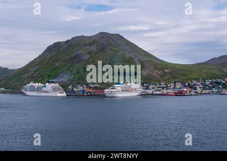 Honningsvag, Norwegen - 15. Juli 2023: Zwei Kreuzfahrtschiffe im Dorf Honningsvag Stockfoto