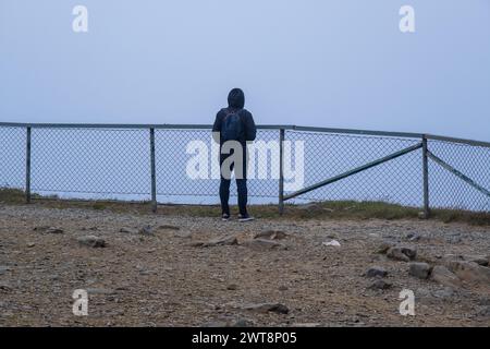 Nordkapp, Norwegen - 15. Juli 2023: Frau mit Blick auf den Ozean am Nordkapp, dem nördlichsten Punkt Europas Stockfoto