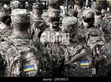 Ukrainische Soldaten. Frauen in der Armee. Ukrainische Flagge in Militäruniform. Stockfoto