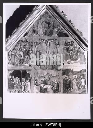 Umbria Perugia Trevi Palazzo Communale, Pinakoteca1. Hutzel, Max 1960-1990 Blick auf die Fassade des Palazzo Communale aus dem 15. Jahrhundert und die Piazza Mazzini. Blick auf die feine Sammlung umbrischer Gemälde, Skulpturen, Metallarbeiten und Deruta Maiolica in der Pinacoteca. Besonders hervorzuheben ist eine Skulpturengruppe, die ein hervorragendes Beispiel für den großen Bildhauer Cesare Aureli aus dem 19. Jahrhundert ist. Die Fotos zeigen auch die enzykolpedische Sammlung umbrischer Gemälde (14. Bis 16. Jahrhundert), die von Werken von Giovanni Spagna, Giusto di Grand und Pinturricchio hervorgehoben werden. Objektnotizen: Hutzel drehte diese Kampagne 198 Stockfoto