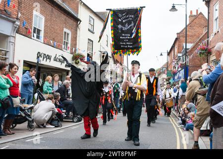 Morris tanzt auf der Straße beim Southwell Folk Festival Stockfoto