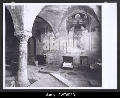 Umbria Perugia Spoleto S. Domenico7. Hutzel, Max 1960-1990 Außenansicht der 1960 restaurierten Kirche aus dem 13. Bis 14. Jahrhundert: gestreifte Fassade, Glockenturm und Portale. Der Blick von innen zeigt eine gotische Struktur mit hohen Decken, spitzen Bögen und einer Apsis mit Buntglasfenstern. In den weißen Wänden sind Fragmente erhaltener Fresken zu sehen. Die meisten Ansichten sind Gemälde und Fresken in den drei Kapellen und der Krypta. In der Kapelle von St. Maria Magdalen sind umfangreiche Freskenzyklen (Anfang des 15. Jahrhunderts) der heiligen. Die Callicola-Kapelle und die Sakramentskapelle sind barocke Kapellen mit Stuckdekor Stockfoto