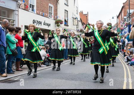 Persephone Morris tanzt auf der Straße beim Southwell Folk Festival Stockfoto