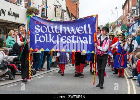 Morris-Tänzer auf der Straße beim Southwell Folk Festival Stockfoto