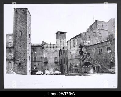 Lazio Viterbo Viterbo Piazza del Gesu. Hutzel, Max 1960-1990 Blick auf die piazza, einschließlich Torre di Borgognone und Details eines Brunnens. Der in Deutschland geborene Fotograf und Gelehrte Max Hutzel (1911–1988) fotografierte in Italien von den frühen 1960er Jahren bis zu seinem Tod. Das Ergebnis dieses Projektes, von Hutzel als Foto Arte Minore bezeichnet, ist eine gründliche Dokumentation der kunsthistorischen Entwicklung in Italien bis zum 18. Jahrhundert, darunter Objekte der Etrusker und Römer sowie frühmittelalterliche, romanische, gotische, Renaissance- und Barockdenkmäler. Die Bilder sind nach Regionen in Ita geordnet Stockfoto