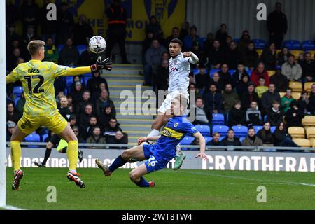 Wimbledon, England. März 2024. Kyle Jameson aus Newport County (23) erzielt sein Team das 2. Tor. EFL Skybet Football League Two Match, AFC Wimbledon gegen Newport County im Cherry Records Stadium in Wimbledon, London am Samstag, den 16. März 2024. Dieses Bild darf nur für redaktionelle Zwecke verwendet werden. Nur redaktionelle Verwendung, .PIC by Credit: Andrew Orchard Sportfotografie/Alamy Live News Stockfoto