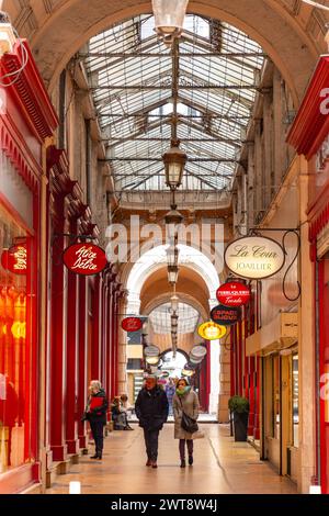 Lyon, Frankreich - 25. Januar 2022: Die Passage de l'argue ist eine überdachte Arkade im Bellecour-Viertel von Lyon, die die Rue de la Republique mit t verbindet Stockfoto