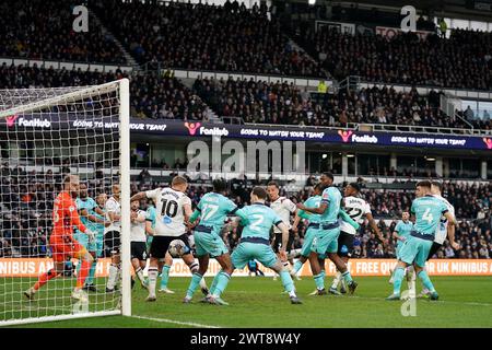 Kane Wilson von Derby County (Mitte rechts) erzielt das Eröffnungstor des Spiels während des Spiels der Sky Bet League One im Pride Park, Derby. Bilddatum: Samstag, 16. März 2024. Stockfoto