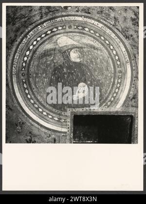 Toskana Siena Asciano Casa Corboli. Hutzel, Max 1960-1990 profanes Gebäude aus dem 13. Bis 14. Jahrhundert. Im Oratorium befinden sich Fresken, die die vier Jahreszeiten und andere weltliche Szenen darstellen. Antiquitäten: Polychromes Mosaik aus dem 2. Jahrhundert n. Chr., Maskaron oder möglicher Brunnen. Zwei Mosaike im Untergeschoss des Gebäudes. Sie haben geometrische Muster mit verbundenen Kreisen und pflanzlichen Rosetten. An der Grenze befinden sich vierzackige Stern-, Dreieck- und Zunge- und Dart-Motive. Quadrate, die durch Salomons Knoten verbunden sind. Hinweise zum Objekt Zunge und Dart: Es sind keine Negative von Asciano verfügbar, siehe „Mosaike“ für montierte Platte Stockfoto