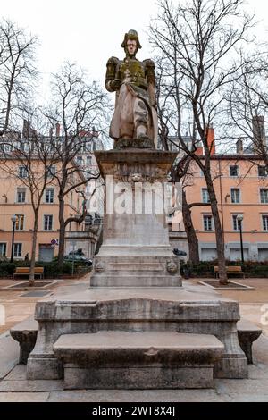 Lyon, Frankreich - 26. Januar 2022: Gedenkstatue von Sergent Blandan, einem französischen Soldaten, der für seinen Widerstand in Algerien bekannt ist Stockfoto