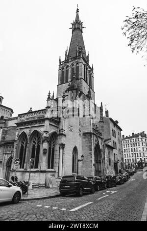 Lyon, Frankreich - 26. Januar 2022: Die Kirche Saint Paul ist eine der ältesten Kirchen in Lyon. Es ist ein romanisches und gotisches Gebäude in Old Stockfoto