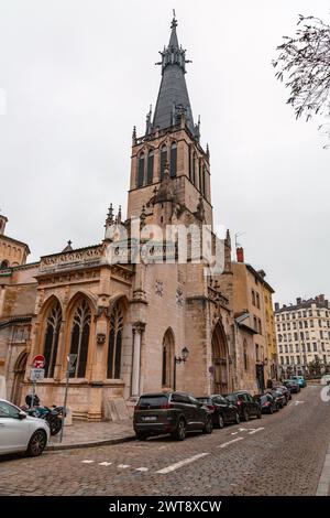 Lyon, Frankreich - 26. Januar 2022: Die Kirche Saint Paul ist eine der ältesten Kirchen in Lyon. Es ist ein romanisches und gotisches Gebäude in Old Stockfoto