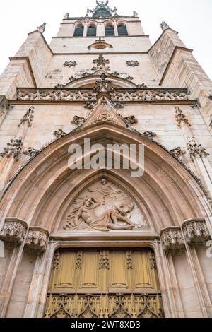 Lyon, Frankreich - 26. Januar 2022: Die Kirche Saint Paul ist eine der ältesten Kirchen in Lyon. Es ist ein romanisches und gotisches Gebäude in Old Stockfoto