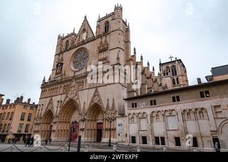 Lyon, Frankreich - 25. Januar 2022: Außenansicht der St. John the Baptist Cathedral am St. John Square oder Place St. Jean in Lyon, Frankreich. Stockfoto