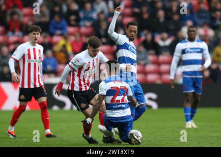 Kenneth Paal von QPR bekämpft Sunderlands Chris Rigg während des Sky Bet Championship-Spiels zwischen Sunderland und Queens Park Rangers im Stadium of Light, Sunderland am Samstag, den 16. März 2024. (Foto: Michael Driver | MI News) Credit: MI News & Sport /Alamy Live News Stockfoto