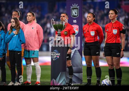 Harrison, Usa. März 2024. Harrison, USA, 15. März 2024: Challenge Cup-Trophäe vor der National Women's Soccer League Challenge Cup Championship zwischen Gotham FC und San Diego Wave in der Red Bull Arena in Harrison, NJ, USA (NUR REDAKTIONELLE VERWENDUNG). (Rebekah Wynkoop/SPP) Credit: SPP Sport Press Photo. /Alamy Live News Stockfoto