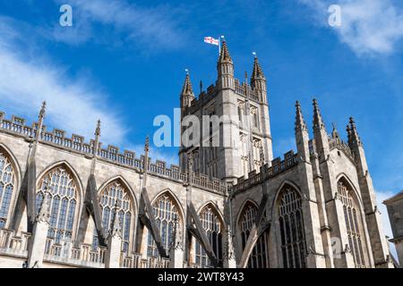 Bath Abbey, Somerset, Großbritannien, mit der Flagge von St. George Stockfoto