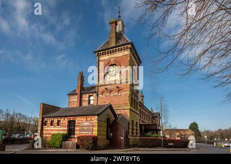 Tunbridge Wells, 16. März 2024: Der ehemalige Bahnhof Tunbridge Wells West, heute ein Restaurant Stockfoto