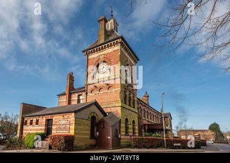 Tunbridge Wells, 16. März 2024: Der ehemalige Bahnhof Tunbridge Wells West, heute ein Restaurant Stockfoto