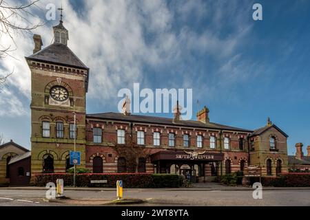 Tunbridge Wells, 16. März 2024: Der ehemalige Bahnhof Tunbridge Wells West, heute ein Restaurant Stockfoto