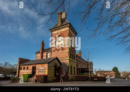 Tunbridge Wells, 16. März 2024: Der ehemalige Bahnhof Tunbridge Wells West, heute ein Restaurant Stockfoto