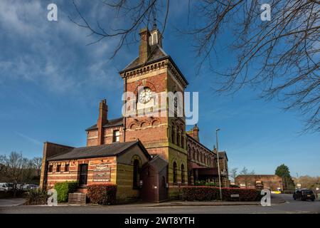 Tunbridge Wells, 16. März 2024: Der ehemalige Bahnhof Tunbridge Wells West, heute ein Restaurant Stockfoto