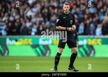 Wolverhampton, Großbritannien. März 2024. Schiedsrichter Samuel Barrott während des Emirates FA Cup Viertelfinalspiels Wolverhampton Wanderers gegen Coventry City in Molineux, Wolverhampton, Vereinigtes Königreich, 16. März 2024 (Foto: Gareth Evans/News Images) in Wolverhampton, Vereinigtes Königreich am 16. März 2024. (Foto: Gareth Evans/News Images/SIPA USA) Credit: SIPA USA/Alamy Live News Stockfoto