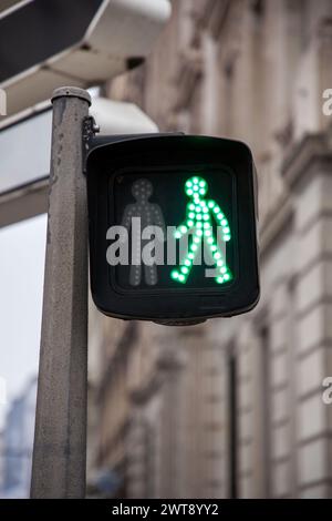 Fußgängerzone grünes Licht auf eine Ampel, bleiben durch die französischen und europäischen Verkehrsregeln, Vermietung wandern Menschen überquert einen Zebrastreifen und ein s Stockfoto