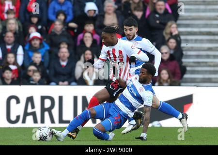 Kenneth Paal, QPR, bekämpft Sunderlands Romaine-Mundle während des Sky Bet Championship-Spiels zwischen Sunderland und Queens Park Rangers im Stadium of Light, Sunderland am Samstag, den 16. März 2024. (Foto: Michael Driver | MI News) Credit: MI News & Sport /Alamy Live News Stockfoto