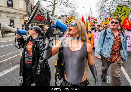 London, Großbritannien. März 2024. LGBTQ-Gruppen auf dem marsch - A Stop Rassismus, Stop the Hate Demonstration in London. Sie wurde von Stand Up to Rassismus in Verbindung mit #HouseAgainstHate, @R3SoundSystem und @lmhrnational organisiert, unterstützt von 17 Gewerkschaften, der Muslim Council of Britain Jewish Socialists' Group, anderen Glaubensgruppen, Organisationen, Kampagnen und dem Trades Union Congress (TUC). Guy Bell/Alamy Live News Stockfoto