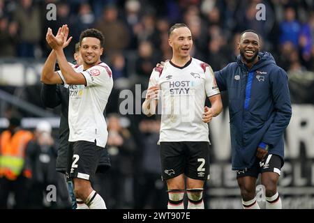 Derby County Kane Wilson (Mitte) und Derby County Corey Blackett-Taylor (rechts) und Korey Smith aus Derby County feiern nach dem Spiel der Sky Bet League One im Pride Park, Derby. Bilddatum: Samstag, 16. März 2024. Stockfoto