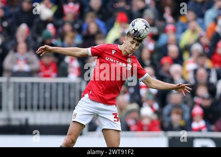 Wrexham, Großbritannien. März 2024. Max Cleworth von Wrexham ist der Chef des Balls. EFL Skybet Football League Two Match, Wrexham gegen Tranmere Rovers, bei STōK CAE Ras in Wrexham, Wales am Samstag, den 16. März 2024. Dieses Bild darf nur für redaktionelle Zwecke verwendet werden. Nur redaktionelle Verwendung, .PIC von Chris Stading/ Credit: Andrew Orchard Sportfotografie/Alamy Live News Stockfoto