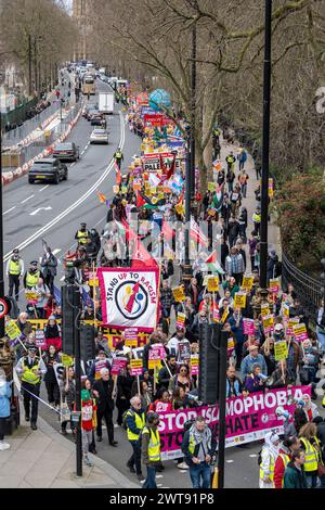 London, Großbritannien. 16. März 2024. Menschen an der Victoria Embankment während eines Marsches gegen Rassismus und des Hauses gegen Hass am Tag der Anti-Rassismus-Organisation der Vereinten Nationen. Demonstranten marschieren vom Home Office zur Downing Street, um zusammen mit DJs und House Music eine Kundgebung zu machen. Quelle: Stephen Chung / Alamy Live News Stockfoto