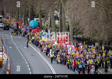 London, Großbritannien. 16. März 2024. Menschen an der Victoria Embankment während eines Marsches gegen Rassismus und des Hauses gegen Hass am Tag der Anti-Rassismus-Organisation der Vereinten Nationen. Demonstranten marschieren vom Home Office zur Downing Street, um zusammen mit DJs und House Music eine Kundgebung zu machen. Quelle: Stephen Chung / Alamy Live News Stockfoto