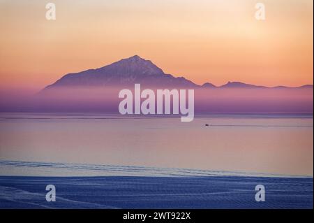 Panoramablick auf die Insel Thassos, von der Stadt Kavala aus gesehen, in Nordgriechenland bei Sonnenuntergang Stockfoto