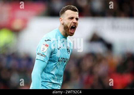 Norwich City's Angus Gunn feiert, nachdem Teamkollege Gabriel Sara (nicht im Bild) beim Sky Bet Championship-Spiel im bet365 Stadion Stoke-on-Trent das zweite Tor seiner Mannschaft erzielt hat. Bilddatum: Samstag, 16. März 2024. Stockfoto