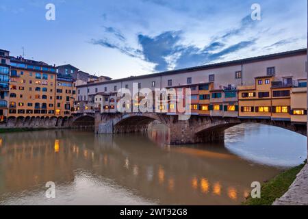 Ponte Vecchio während der blauen Stunde, die berühmteste der Brücken über den Fluss Arno in Florenz Stadt, Toskana. Es ist eine Steinbogenbrücke aus dem 16. Jahrhundert Stockfoto